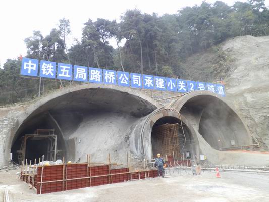 全长565米的小关2号隧道是盐沙线的控制工程