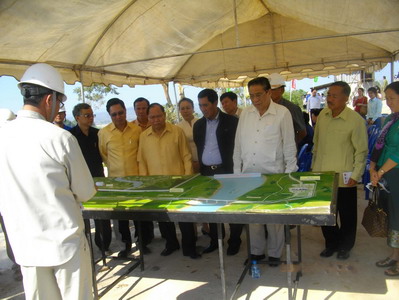 老挝国家主席朱马利窑赛亚松（右三）观看项目进度