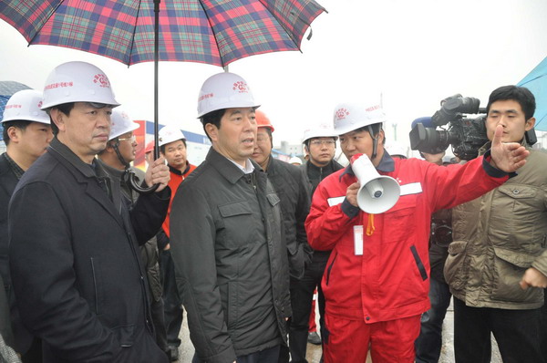 图为项目经理杨勇（右二）向长沙市市长陈润儿（左二）汇报施工进展情况