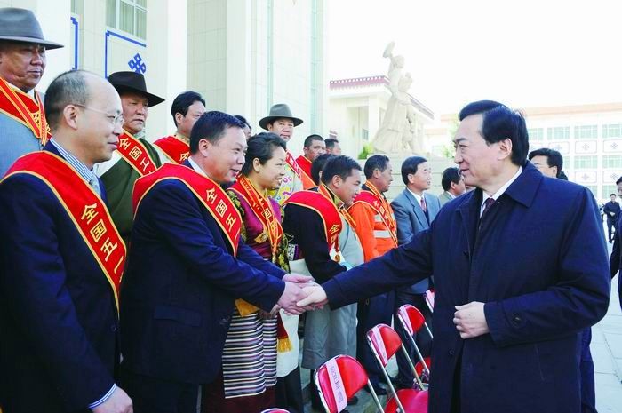 4月27日，在表彰会上，西藏自治区党委书记陈全国(右一)亲切接见局拉日铁路工程指挥部指挥长唐定国(前左二)。 杜 建 摄 本版编辑 黄德义<br />