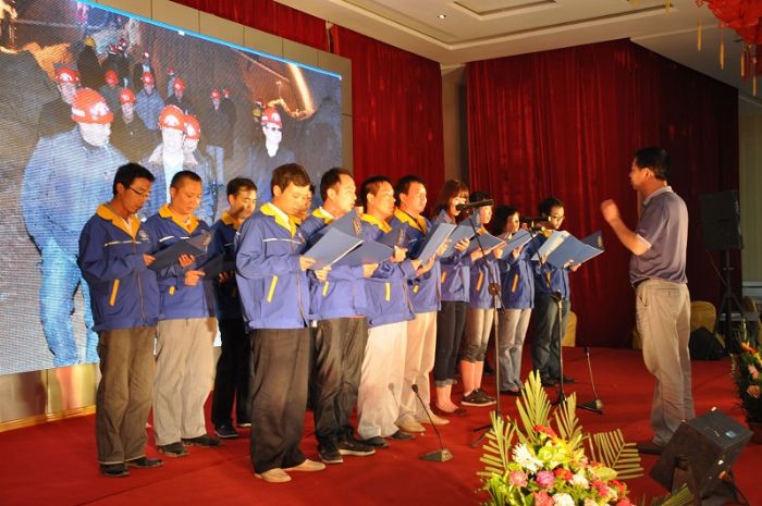 5月3日，二公司山平项目部为庆祝“五四”青年节组织开展了丰富多采的文艺活动。图为歌咏比赛现场。张小俊 何庆平 朱建忠 摄<br />