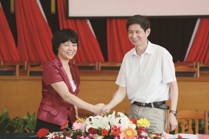 局总经理、法人代表张回家与贵阳市南明区区委副书记、区长朱丽霞签订《合作框架协议》后亲切握手。 雷海军 摄<br />