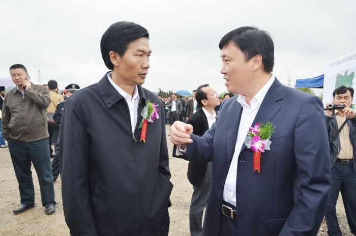 马江黔（右）与贵阳市委副书记、市长李再勇（左）在开工仪式上亲切交谈。 孙 健 摄<br />