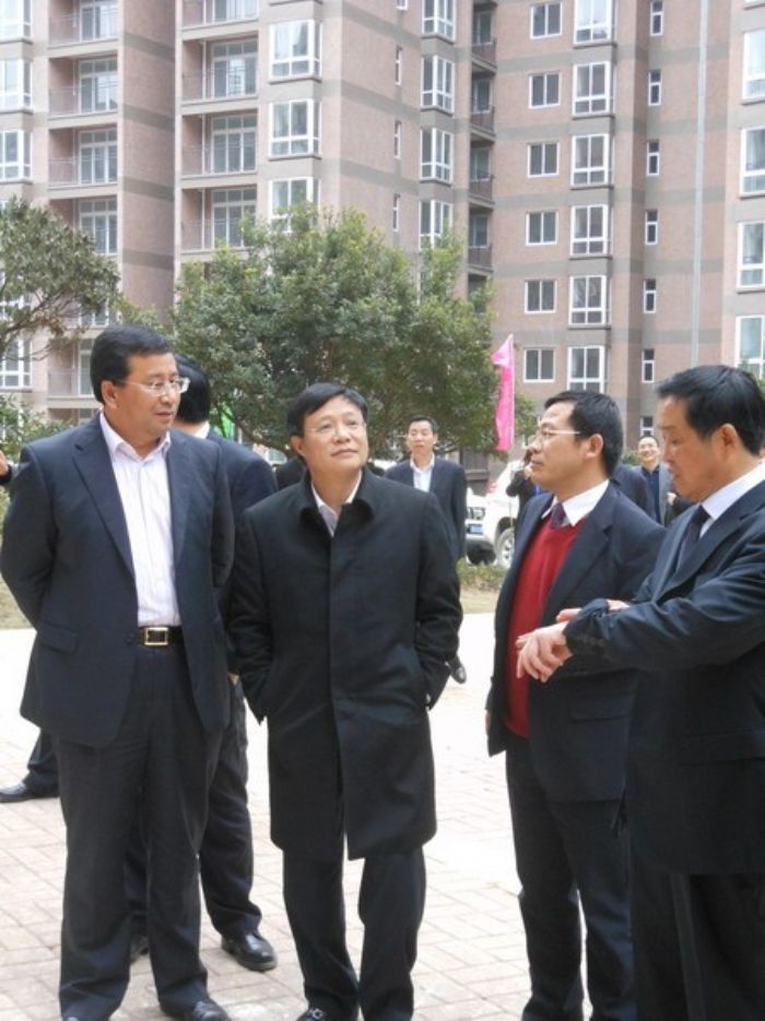 中国中铁董事长、党委书记李长进(左二)检查建筑公司中铁国际生态城安居工程项目，对项目工程进度和质量给予高度评价。<br />陈 娟 摄<br />