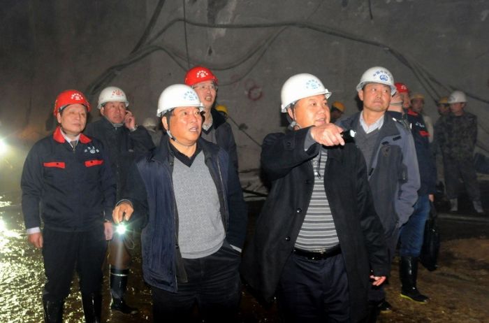 局西北工作组深入局拉日铁路甫当隧道检查工作，慰问员工。 李连明 摄<br />