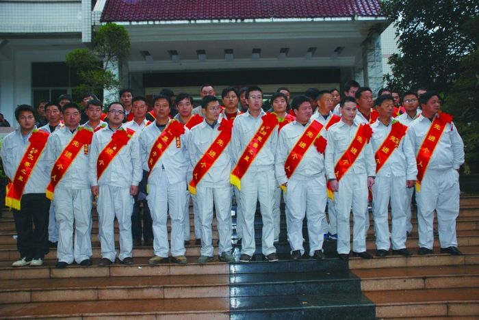 劳动竞赛之星和年度先进个人合影<br />