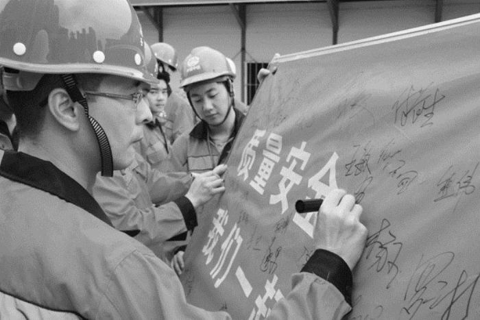 图为电务城通公司深圳地铁11号线项目部员工在安全质量主题活动上签名。王 义 摄<br />