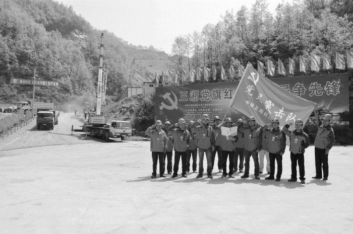 日前，机械化公司三淅高速公路项目部党员突击队员举行“大战60天”宣誓活动，以确保节点工期目标的实现。 谢永彬 摄<br />