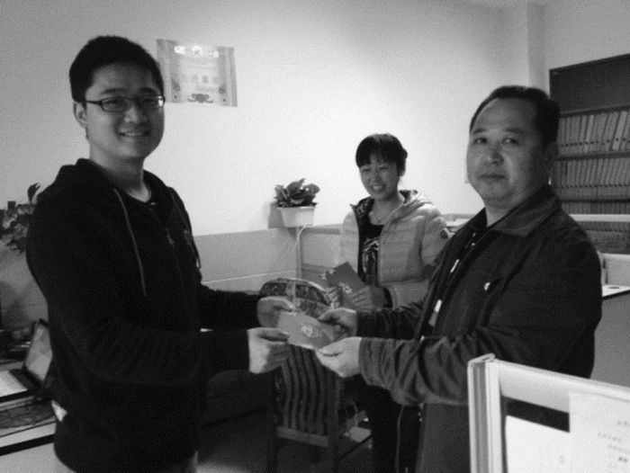 从4月20日起，电务城通公司机关工会为过生日的每位机关员工送上生日祝福，让员工感受到公司的关怀。图为机关工会主席为员工送上生日贺卡。<br />徐文玲 黄志毅 胡 娟 摄<br />