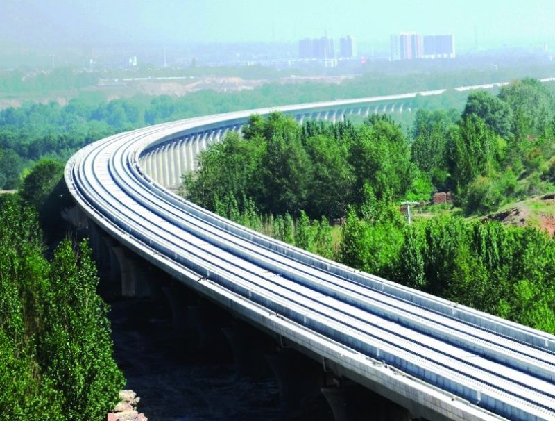 无砟轨道板铺设完工后的局兰新二线二十里铺特大桥雄姿。 袁蓉生 摄<br />