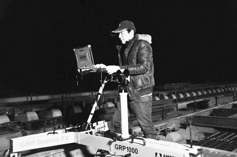 技术人员在晚上进行轨排精调<br />