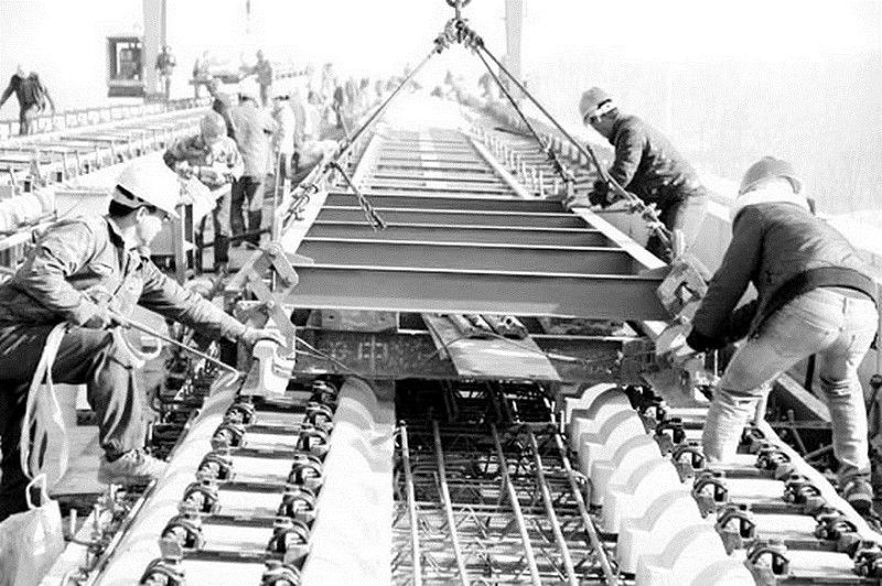 员工铺设轨排<br />