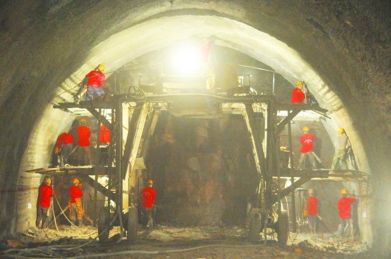 梅花山隧道贯通前，员工们进行钻爆作业。<br />