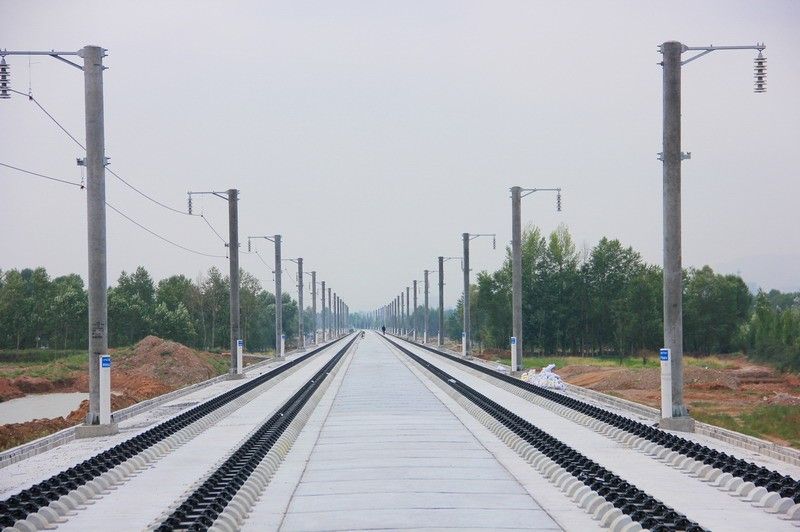 图为竣工的无砟轨道路基<br />