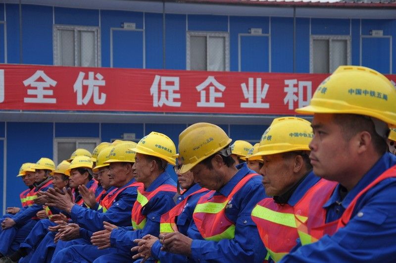 演讲赢得农民工们热烈的掌声<br />