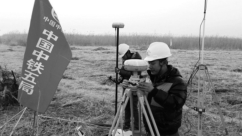 测量人员在工地测量<br />