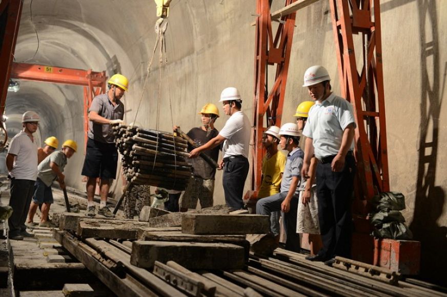 隧道进行轨排清理工作<br />