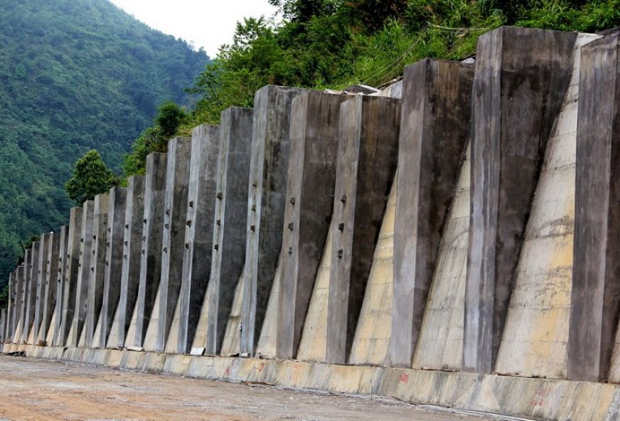 锚拉式桩板墙<br />