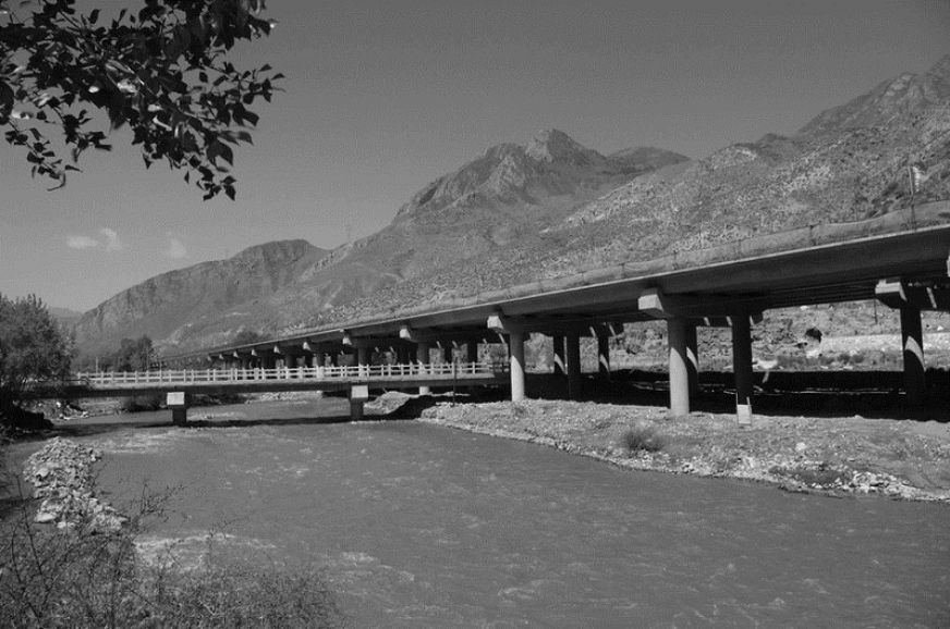 永久性便桥与高速路桥梁相映成辉<br />