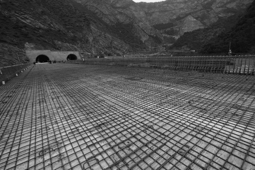 准备铺装施工的拉则塘大桥<br />