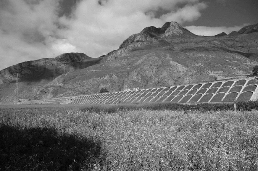 峡谷间美丽的护坡<br />