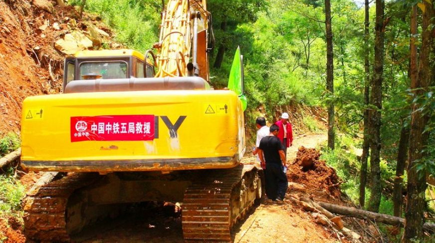 图为局成贵铁路经理部救援队挖掘机正在地震灾区进行打通“生命通道”作业。<br />