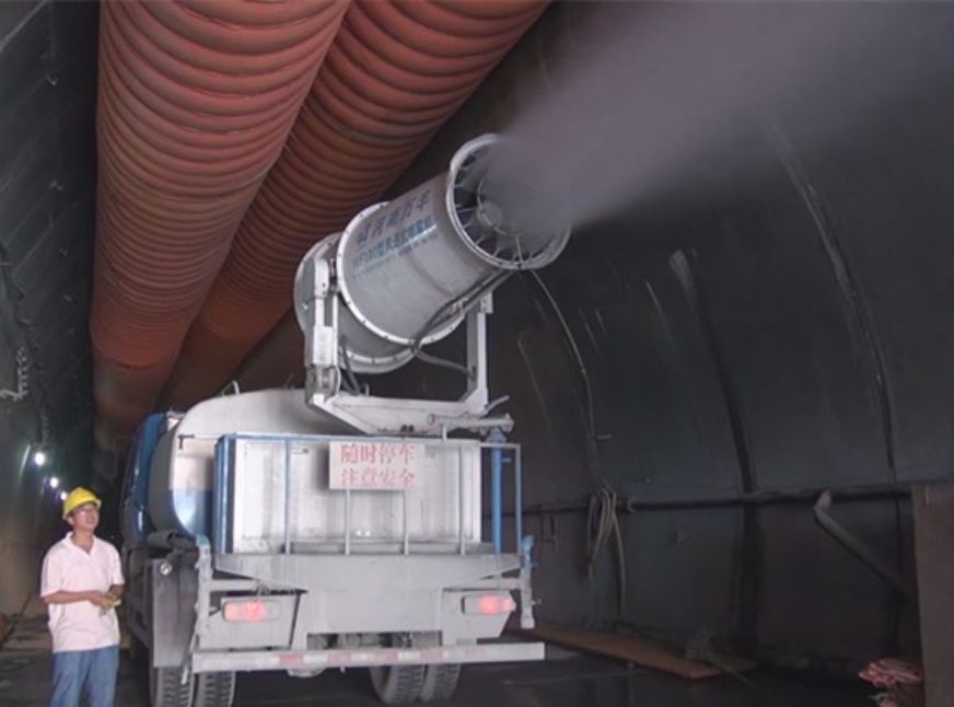 引进喷雾降尘车（水炮车）降低有毒有害气体浓度<br />