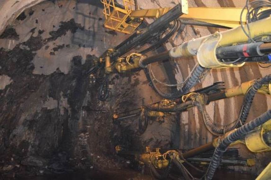 爆改造、效率高、零排放的三臂凿岩台车<br />