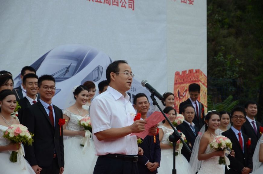 股份公司工会副主席李晓声在集体婚礼上寄语<br />