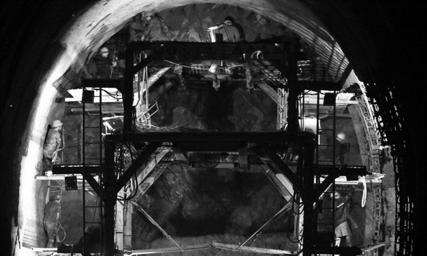 巍宝山隧道进口开挖作业<br />