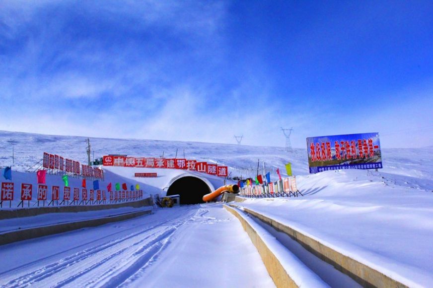 高原冻土公路隧道——鄂拉山隧道<br />