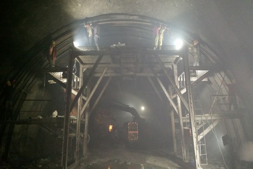 隧道急剧变形抢险套拱施作<br />