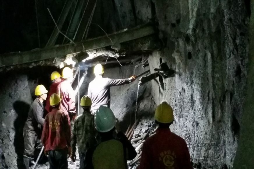 锚管加固、双液注浆治理涌水<br />