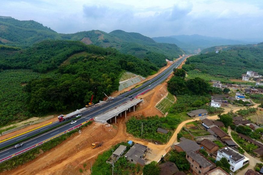 鸟瞰厦蓉高速公路A4标段<br />