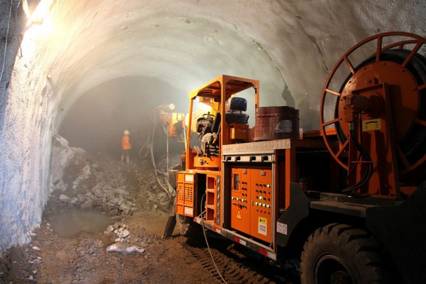 隧道内湿喷机械手作业<br />