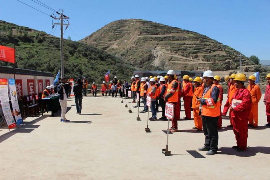 .隧道内湿喷机械手作业<br />