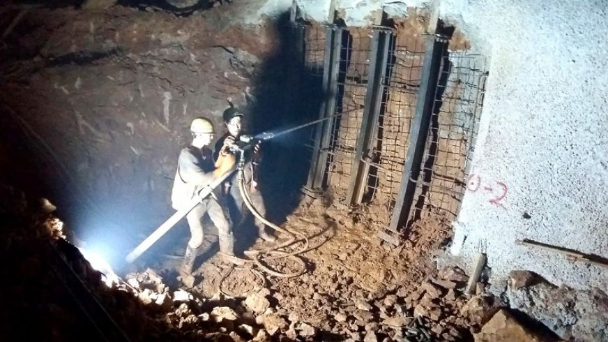 下台阶锚固钻孔作业<br />