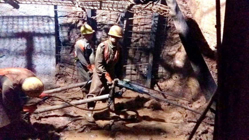 掌子面掘进钻眼作业<br />