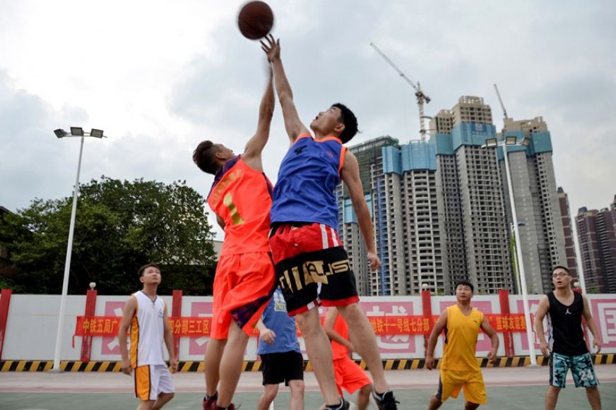 电务城通公司广州地铁项目部举行“庆双节”篮球赛。<br />