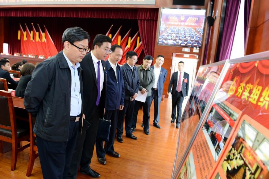 嘉宾、代表观看共青团工作五年成果展<br />