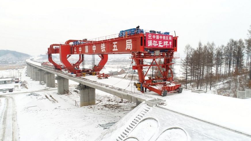 风雪中架设完苇沙河特大桥场景<br />