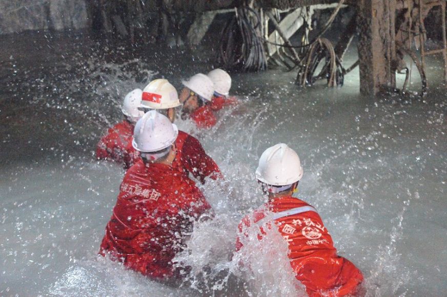 通达隧道1号斜井掌子面抽排水<br />