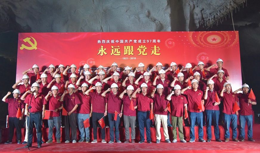 局京张项目党员干部在隧道内开展合唱活动<br />