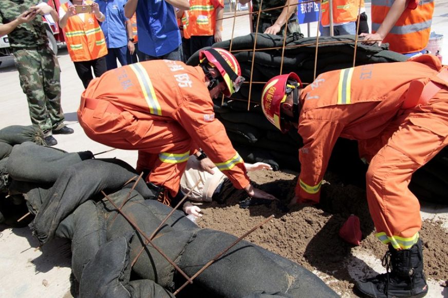 消防官兵演练救援人体掩埋正确方法<br /> 消防官兵演练救援人体掩埋正确方法<br />