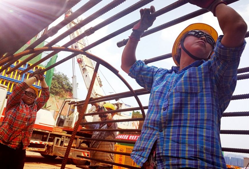 烈日下的奋斗<br />