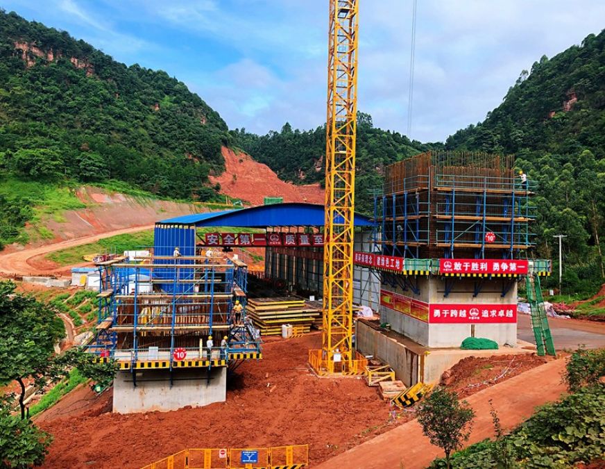 主墩爬模施工<br />