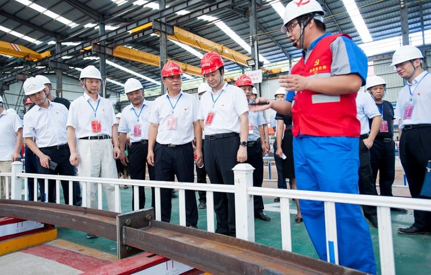 观摩团在局张吉怀铁路项目2号钢结构加工中心观摩<br />