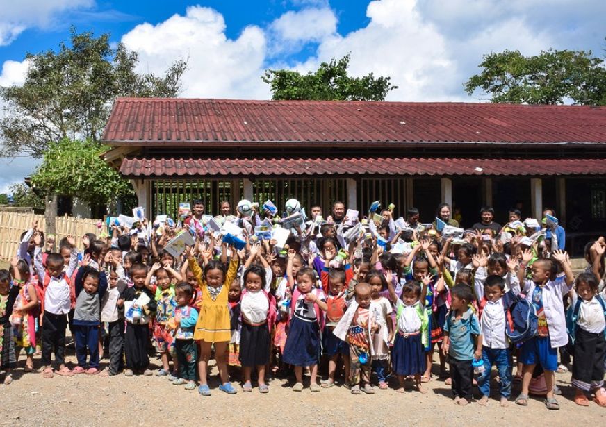 图为收到学习用品的孩子们欢呼雀跃<br />