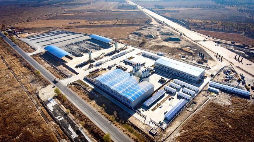 图为3工区拌合站、钢结构加工厂<br />