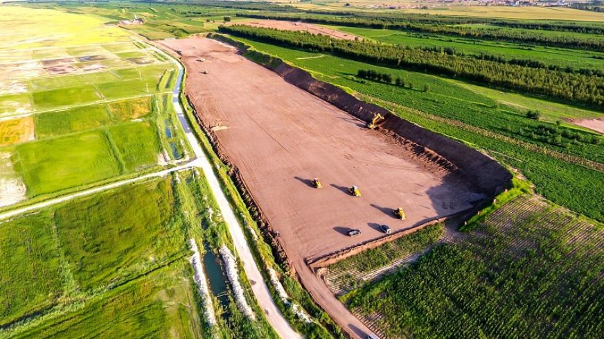 图为4工区水泥土拌合站建设场地<br />